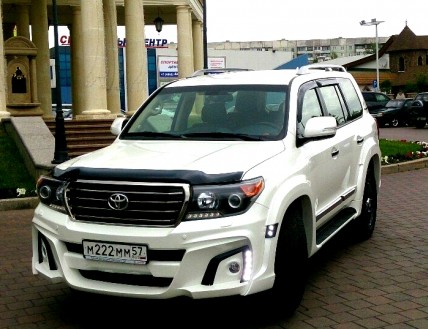 Toyota Land Cruiser 200 White